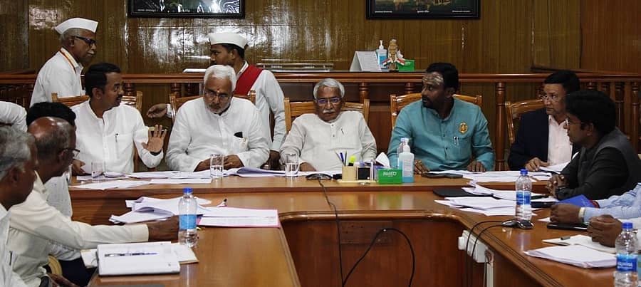 ಬಾಗಲಕೋಟೆಯಲ್ಲಿ ಬುಧವಾರ ಚಾಲುಕ್ಯ ಉತ್ಸವ ಪೂರ್ವಭಾವಿ ಸಭೆಯಲ್ಲಿ ಜಿಲ್ಲಾ ಉಸ್ತುವಾರಿ ಸಚಿವ ಆರ್.ಬಿ. ತಿಮ್ಮಾಪುರ ಮಾತನಾಡಿದರು