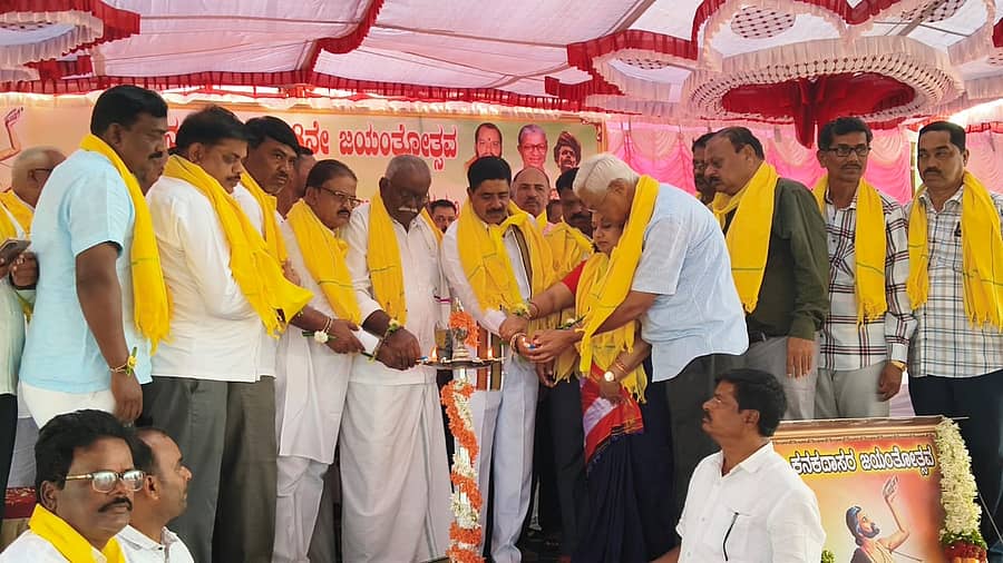 ಜಗಳೂರಿನಲ್ಲಿ ಗುರುವಾರ ಕುರುಬ ಸಮಾಜದ ಸಮಾವೇಶವನ್ನು ಶಾಸಕ ಬಿ. ದೇವೇಂದ್ರಪ್ಪ ಉದ್ಘಾಟಿಸಿದರು.