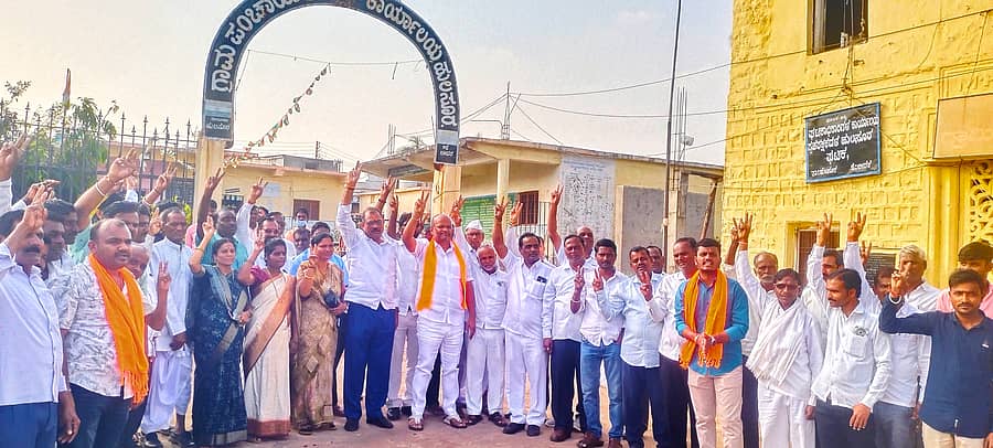 ಹುಲಸೂರ ಗ್ರಾಮ ಪಂಚಾಯತಿಯನ್ನು ಪಟ್ಟಣ ಪಂಚಾಯಿತಿಯಾಗಿ ಮೇಲ್ದರ್ಜೆಗೆ ಏರಿಸಲು ಸಚಿವ ಸಂಪುಟದ ಅನುಮೋದನೆ ದೊರೆತ ಹಿನ್ನೆಲೆಯಲ್ಲಿ ಶಾಸಕ ಶರಣು ಸಲಗರ ಹಾಗೂ ಬಿಜೆಪಿ ಮುಖಂಡರು ಸಂಭ್ರಮಿಸಿದರು