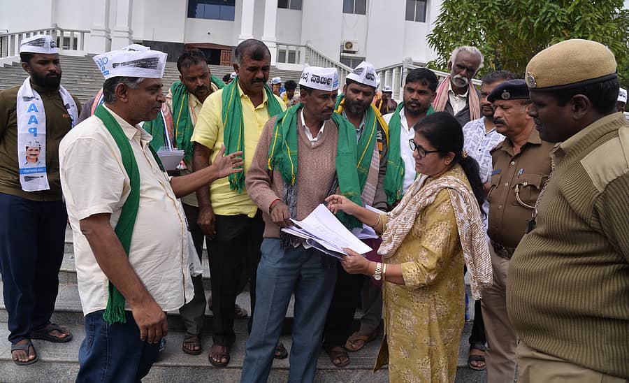 ಕೋಲಾರ ಜಿಲ್ಲಾಡಳಿತ ಭವನ ಎದುರು ಗುರುವಾರ ಧರಣಿ ವೇಳೆ ಎಎಪಿ ಜಿಲ್ಲಾಧ್ಯಕ್ಷ ಕೆ.ಪಿ.ವೆಂಕಟಾಚಲಪತಿ, ಹೆಚ್ಚುವರಿ ಜಿಲ್ಲಾಧಿಕಾರಿ ಎಸ್.ಎಂ.ಮಂಗಳಾ ಅವರಿಗೆ ಮನವಿ ಪತ್ರ ಸಲ್ಲಿಸಿದರು