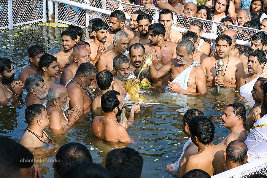 ಕುಮಾರಧಾರಾದ ಜಳಕದ ಗುಂಡಿಯಲ್ಲಿ ವೈದಿಕ ವಿಧಿವಿಧಾನಗಳೊಂದಿಗೆ ದೇವಳದ ಪ್ರಧಾನ ಅರ್ಚಕ ಸೀತಾರಾಮ ಎಡಪಡಿತ್ತಾಯ ಅವರು ಅವಭೃತೋತ್ಸವ ನೆರವೇರಿಸಿದರು