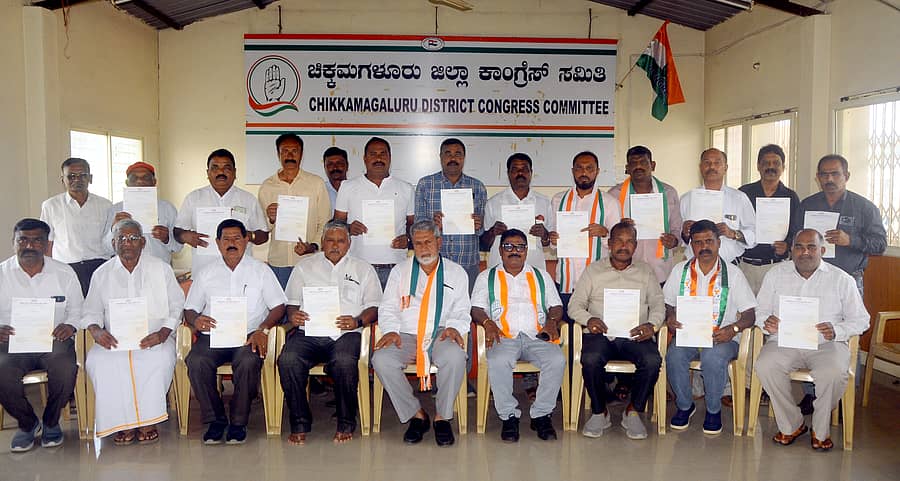 ಪದಗ್ರಹಣ ಕಾರ್ಯಕ್ರಮದಲ್ಲಿ ಪದಾಧಿಕಾರಿಗಳಿಗೆ ಆದೇಶ ಪತ್ರಗಳನ್ನು ವಿತರಿಸಲಾಯಿತು