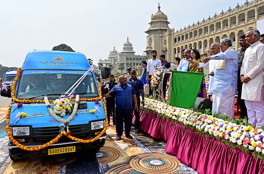 ಸಂಚಾರಿ ಡಿಜಿಟಲ್‌ ತಾರಾಲಯಗಳಿಗೆ ಸಿದ್ದರಾಮಯ್ಯ ಅವರು ಚಾಲನೆ ನೀಡಿದರು. ಸಚಿವರಾದ ಎನ್‌.ಎಸ್‌.ಬೋಸರಾಜು, ಪ್ರಿಯಾಂಕ್‌ ಖರ್ಗೆ ಉಪಸ್ಥಿತರಿದ್ದರು –ಪ್ರಜಾವಾಣಿ ಚಿತ್ರ