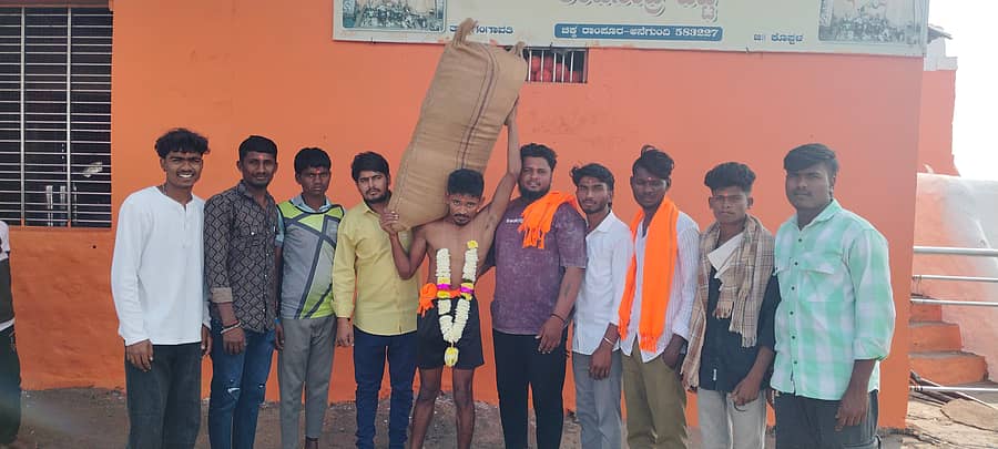 ಅಂಜನಾದ್ರಿ ಬೆಟ್ಟವನ್ನು 115 ಕೆ.ಜಿ ಭಾರದ ಜೋಳದ ಚೀಲ ಹೊತ್ತು ಏರಿದ ಯುವಕ ಶಂಕರ್ ಬಸಪ್ಪ ಕುರಿ ಏರಿದರು