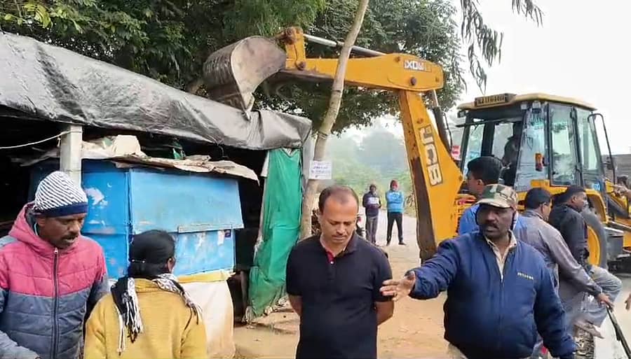 ಹಾಸನದಲ್ಲಿ ಗುರುವಾರ ಪಾಲಿಕೆಯ ಸಿಬ್ಬಂದಿ ಜೆಸಿಬಿ ನೆರವಿನಿಂದ ಗೂಡಂಗಡಿ ತೆರವು ಮಾಡಿದರು