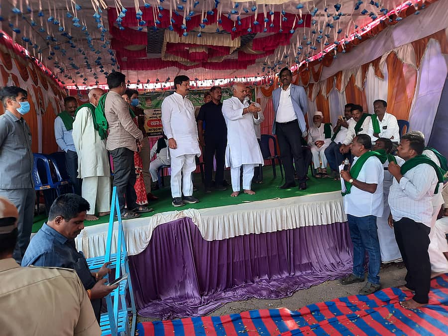 ಹಾವೇರಿ ಜಿಲ್ಲಾಧಿಕಾರಿ ಕಚೇರಿ ಎದುರು ರೈತರು ನಡೆಸುತ್ತಿರುವ ಧರಣಿ ಸ್ಥಳಕ್ಕೆ ಜಿಲ್ಲಾ ಉಸ್ತುವಾರಿ ಸಚಿವ ಶಿವಾನಂದ ಪಾಟೀಲ ಅವರು ಗುರುವಾರ ಭೇಟಿ ನೀಡಿದರು