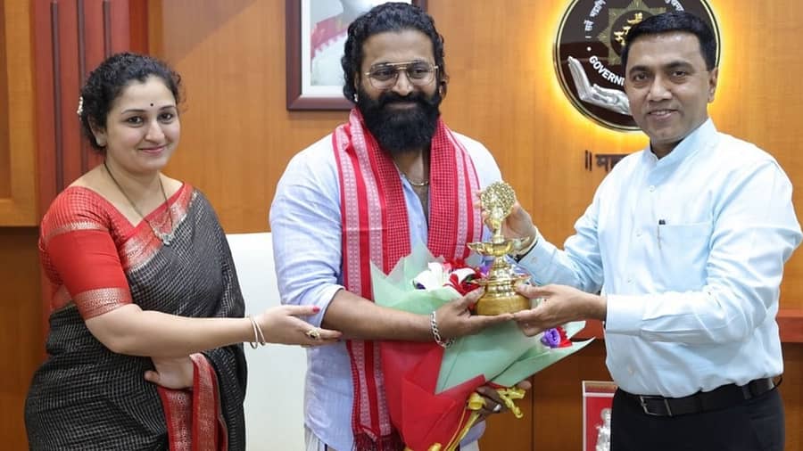 <div class="paragraphs"><p>ನಟ ರಿಷಬ್ ಶೆಟ್ಟಿ ದಂಪತಿ, ಗೋವಾ ಮುಖ್ಯಮಂತ್ರಿ&nbsp;ಪ್ರಮೋದ್ ಸಾವಂತ್</p></div>