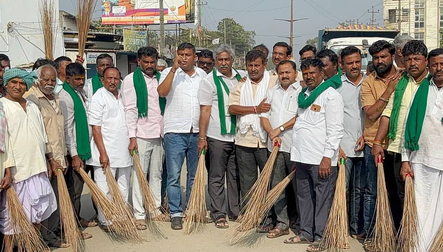 ಮೆಕ್ಕೆಜೋಳ ಬೆಂಬಲ ಬೆಲೆ ಖರೀದಿ ಕೇಂದ್ರ ತೆರೆಯಬೇಕು ಎಂದು ಆಗ್ರಹಿಸಿ ಲಕ್ಷ್ಮೇಶ್ವರದಲ್ಲಿ ಗುರುವಾರ ರೈತರು ಪೊರಕೆ ಚಳವಳಿ ನಡೆಸಿದರು