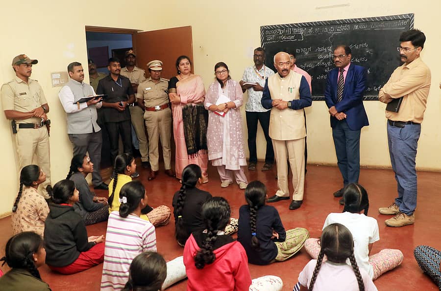 ಚಾಮರಾಜನಗರ ನಗರದ ಪ್ರವಾಸಿ ಮಂದಿರದ ಎದುರಿಗಿರುವ ಕೆಕೆಜಿಬಿವಿ ಬಾಲಕಿಯರ ವಸತಿ ನಿಲಯಕ್ಕೆ ಗುರುವಾರ ಉಪ ಲೋಕಾಯುಕ್ತ ನ್ಯಾಯಮೂರ್ತಿ ಕೆ.ಎನ್.ಫಣೀಂದ್ರ ಭೇಟಿನೀಡಿ ವಿದ್ಯಾರ್ಥಿಗಳ ಅಹವಾಲು ಆಲಿಸಿದರು