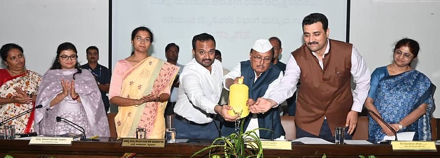 ಮೈಸೂರು ಜಿಲ್ಲಾ ಪಂಚಾಯಿತಿಯಲ್ಲಿ ಗುರುವಾರ ನಡೆದ ಪ್ರಗತಿ ಪರಿಶೀಲನಾ ಸಭೆಯನ್ನು ಕರ್ನಾಟಕ ರಾಜ್ಯ ನೀತಿ ಮತ್ತು ಮತ್ತು ಯೋಜನಾ ಆಯೋಗದ ಉಪಾಧ್ಯಕ್ಷ ಬಿ.ಆರ್. ಪಾಟೀಲ ಉದ್ಘಾಟಿಸಿದರು