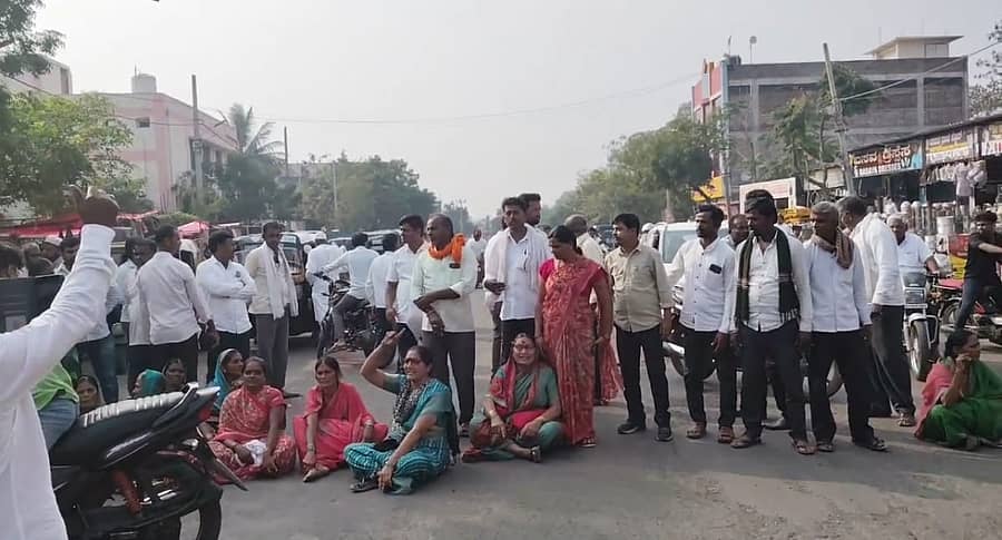 ಭಾಲ್ಕಿ ಪಟ್ಟಣದ ಸರ್ಕಾರಿ ಆಸ್ಪತ್ರೆಯ ಮುಂಭಾಗದಲ್ಲಿ ಗುರುವಾರ ಭಾಟಸಾಂಗವಿಯ ಸಂತೋಷ ಪಾಟೀಲ ಪರಿವಾರದವರು ಗಾಯತ್ರಿಯ ಸಂಶಯಾಸ್ಪದ ಸಾವಿನ ತನಿಖೆಗೆ ಒತ್ತಾಯಿಸಿ ರಸ್ತೆ ತಡೆ ನಡೆಸಿದರು