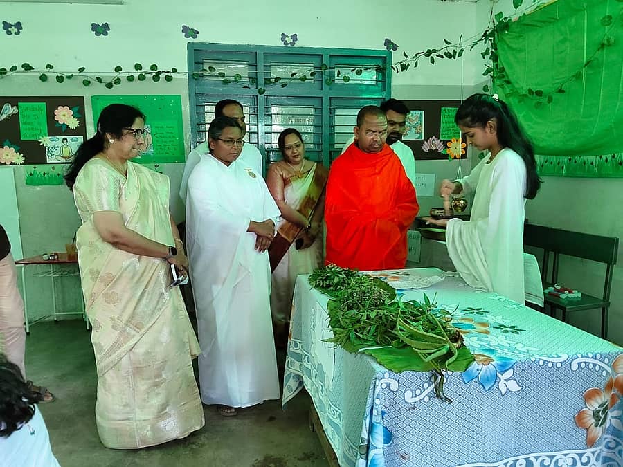 ಹೊಸಪೇಟೆಯ ಚಿತ್ತವಾಡ್ಗಿಯಲ್ಲಿರುವ ನರ್ಬದಾ ದೇವಿ ಮೆಮೋರಿಯಲ್ ಶಾಲೆಯಲ್ಲಿ ಶುಕ್ರವಾರ ನಡೆದ ಆಂತರಿಕ ಶಾಂತಿಯ ವಿಜ್ಞಾನ ಕುರಿತ ವಸ್ತುಪ್ರದರ್ಶನವನ್ನು ಗಣ್ಯರು ವೀಕ್ಷಿಸಿ ಮಾಹಿತಿ ಪಡೆದರು