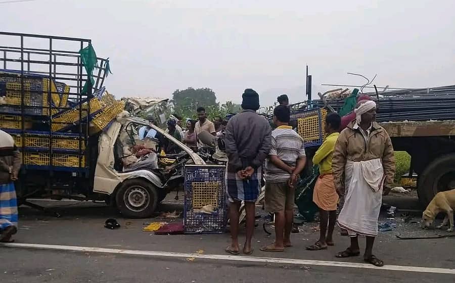 ಹಿಂಡಸಕಟ್ಟೆ ಗ್ರಾಮದ ಸಮೀಪ ಲಾರಿಗೆ ಹಿಂಬದಿಯಿಂದ ಡಿಕ್ಕಿ ಹೊಡೆದಿರುವ ಸರಕು ಸಾಗಣೆ ವಾಹನ 