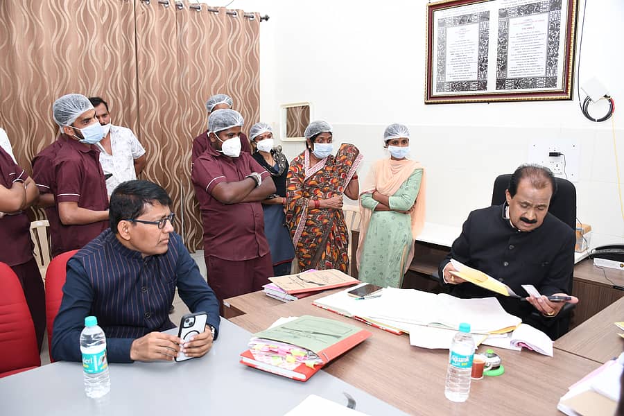 <div class="paragraphs"><p>ಕರ್ನಾಟಕ ರಾಜ್ಯ ಆಹಾರ ಆಯೋಗದ ಅಧ್ಯಕ್ಷ ಎಚ್.ಕೃಷ್ಣ ಅವರು ಆಯೋಗದ ಸದಸ್ಯರೊಂದಿಗೆ ಶುಕ್ರವಾರ ಮಧ್ಯಾಹ್ನ ಜಿಮ್ಸ್ ಆಸ್ಪತ್ರೆಗೆ ಭೇಟಿ ನೀಡಿ ದಾಖಲೆ ತಪಾಸಣೆ ನಡೆಸಿದರು</p></div>