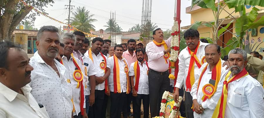 ಮಾಕೇನಹಳ್ಳಿ ಗ್ರಾಮದಲ್ಲಿ ನಡೆದ ಐದನೇ ವರ್ಷದ ಕರ್ನಾಟಕ ರಾಜ್ಯೋತ್ಸವ ಸಮಾರಂಭದಲ್ಲಿ ಶಾಸಕ ಶ್ರೀನಿವಾಸ್ ಧ್ವಜಾರೋಹಣ ನೆರವೇರಿಸಿದರು.