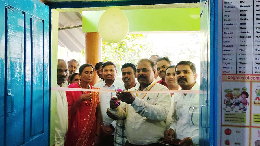 ನರೇಗಲ್‌ ಸಮೀಪದ ಕೋಚಲಾಪುರ ಗ್ರಾಮದ ಸರ್ಕಾರಿ ಹಿರಿಯ ಪ್ರಾಥಮಿಕ ಶಾಲೆಯಲ್ಲಿ ಗುರುವಾರ ನಡೆದ ಕಾರ್ಯಕ್ರಮದಲ್ಲಿ ಗದಗ ಜಿಲ್ಲಾ ಶಾಲಾ ಶಿಕ್ಷಣ ಇಲಾಖೆ ಉಪನಿರ್ದೇಶಕ ಆರ್. ಎಸ್. ಬುರಡಿ ಅವರು ʼಸ್ಮಾರ್ಟ್ ಕ್ಲಾಸ್ ಹಾಗೂ ಪ್ರಯೋಗಾಲಯʼ ಉದ್ಘಾಟಿಸಿದರು