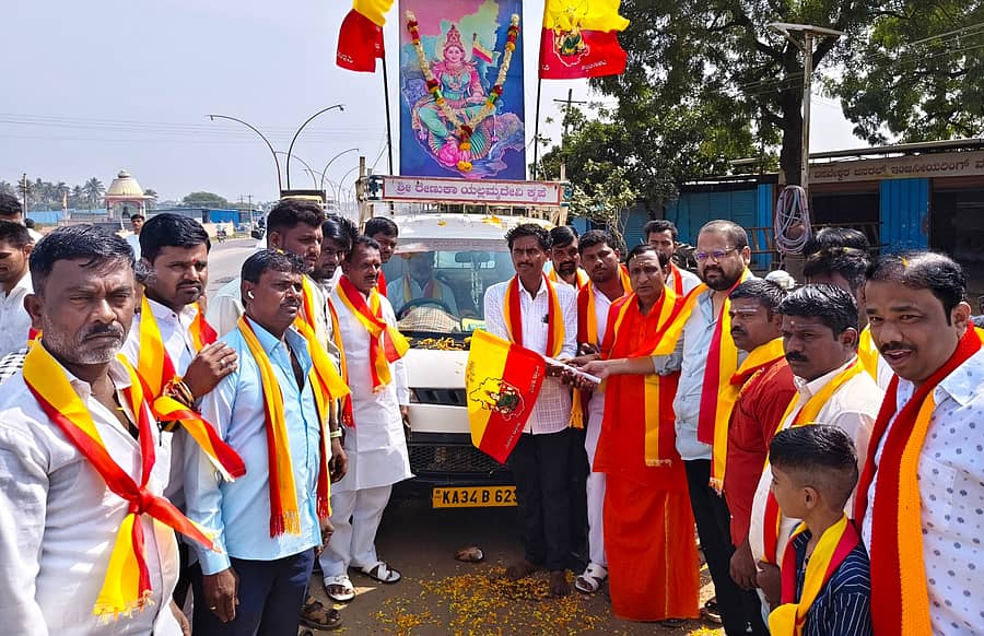 ಕೆಂಭಾವಿ ಪಟ್ಟಣದಲ್ಲಿ ನಮ್ಮ ಕರ್ನಾಟಕ ಸೇನೆ ವತಿಯಿಂದ ಹಮ್ಮಿಕೊಂಡಿದ್ದ ಕರ್ನಾಟಕ ರಾಜ್ಯೋತ್ಸವದ ಸಾಂಸ್ಕೃತಿಕ ಕಾರ್ಯಕ್ರಮದ ಮೆರವಣಿಗೆಗೆ ಯುವ ಮುಖಂಡ ಬಾಪುಗೌಡ ದರ್ಶನಾಪುರ ಚಾಲನೆ ನೀಡಿದರು. ಚನ್ನಬಸವ ಶಿವಾಚಾರ್ಯರು, ಡಿಸಿಸಿ ಬ್ಯಾಂಕ್ ನಿರ್ದೇಶಕ ಬಸನಗೌಡ ಚಿಂಚೋಳಿ, ಕೃಷ್ಣರೆಡ್ಡಿ ಮುದನೂರ ಇದ್ದರು