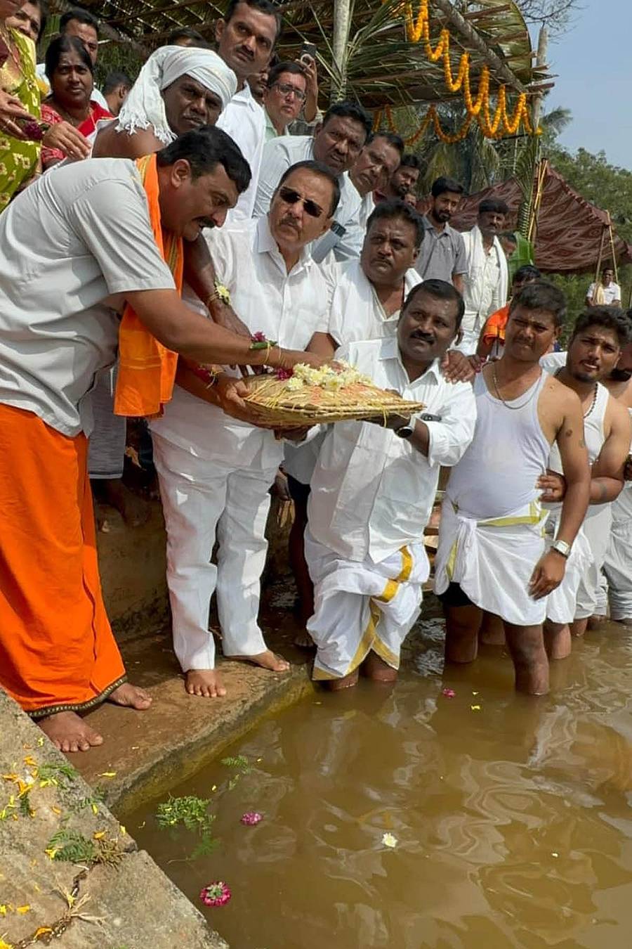 ಚನ್ನಗಿರಿ ತಾಲ್ಲೂಕು ಬುಸ್ಸೇನಹಳ್ಳಿ ಗ್ರಾಮದ ಕೆರೆಗೆ ಮಾಜಿ ಶಾಸಕ ಮಾಡಾಳ್ ವಿರೂಪಾಕ್ಷಪ್ಪ ಶುಕ್ರವಾರ ಬಾಗಿನ ಅರ್ಪಿಸಿದರು