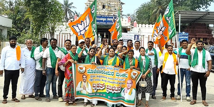 ಹೊಳೆನರಸೀಪುರ ತಾಲ್ಲೂಕು ಭಾರತೀಯ ಕಿಸಾನ್ ಸಂಘದ ಸದಸ್ಯರು ರಾಗಿ ಮಕ್ಕೆಜೋಳ ಹಾಗೂ ಇತರ ಬೆಳೆಗಳಿಗೆ ತಕ್ಷಣ ಬೆಂಬಲ ಘೋಷಿಸಲು ಆಗ್ರಹಿಸಿ ಶುಕ್ರವಾರ ಶ್ರೀಲಕ್ಷ್ಮಿನರಸಿಂಹಸ್ವಾಮಿ ದೇವಾಲಯದ ಮುಂಭಾಗ ಪ್ರತಿಭಟನೆ ನಡೆಸಿದರು.  ಗಿರೀಶ್, ಶ್ರೀನಿವಾಸ್, ಮೋಹನ್, ವಿದ್ಯಾಶಂಕರ್, ಕೃಷ್ಣಕುಮಾರ್ ಭಾಗವಹಿಸಿದ್ದರು   