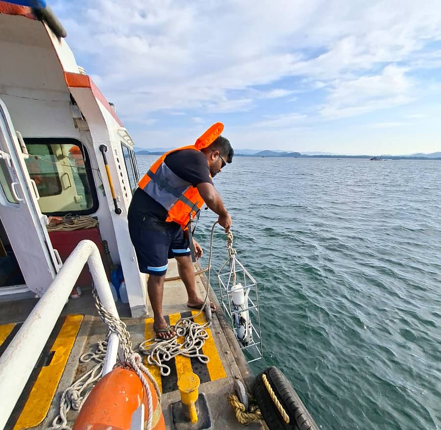 ಕಾರವಾರದ ದೇವಗಡ ದ್ವೀಪದ ಬಳಿ ರಾಷ್ಟ್ರೀಯ ಸಾಗರ ಸಂಶೋಧನಾ ಕೇಂದ್ರದ ತಜ್ಞರೊಬ್ಬರು ಸಮುದ್ರದ ನೀರು ಮತ್ತು ಮಣ್ಣಿನ ಸ್ಯಾಂಪಲ್ ಸಂಗ್ರಹದಲ್ಲಿ ತೊಡಗಿರುವುದು