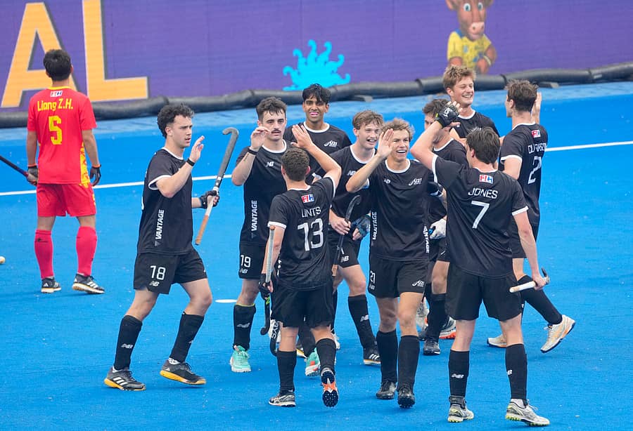 ಚೀನಾ ವಿರುದ್ಧ ಗೆಲುವಿನ ಸಂಭ್ರಮದಲ್ಲಿ ನ್ಯೂಜಿಲೆಂಡ್‌ ಆಟಗಾರರು –ಪಿಟಿಐ ಚಿತ್ರ