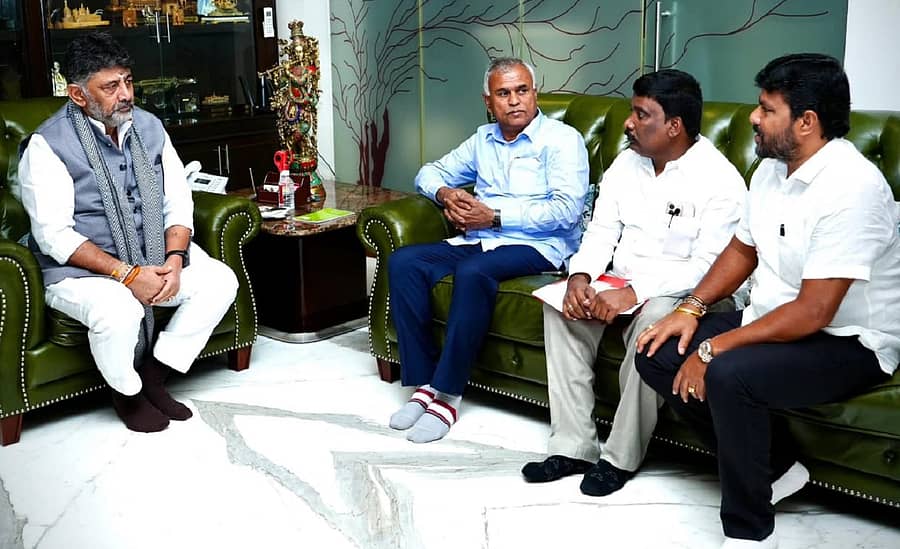 ಬೆಂಗಳೂರಿನಲ್ಲಿ ಶುಕ್ರವಾರ ಉಪಮುಖ್ಯಮಂತ್ರಿ ಡಿ.ಕೆ.ಶಿವಕುಮಾರ್‌ ಅವರನ್ನು ಮಾಲೂರು ಶಾಸಕ ಕೆ.ವೈ.ನಂಜೇಗೌಡ, ಕೊತ್ತೂರು ಮಂಜುನಾಥ್‌, ಮುಳಬಾಗಿಲಿನ ಮುಖಂಡ ಆದಿನಾರಾಯಣ ಭೇಟಿಯಾದರು
