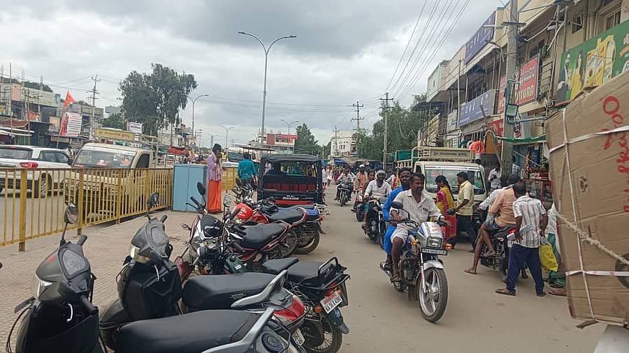 ಮಸ್ಕಿ ಪಟ್ಟಣದ ಸರ್ವಿಸ್ ರಸ್ತೆಯಲ್ಲಿ ಅಡ್ಡಾದಿಡ್ಡಿ ವಾಹನಗಳ ನಿಲುಗಡೆಯಿಂದಾಗಿ ಸಾರ್ವಜನಿಕರು ಪರದಾಡುತ್ತಿರುವುದು