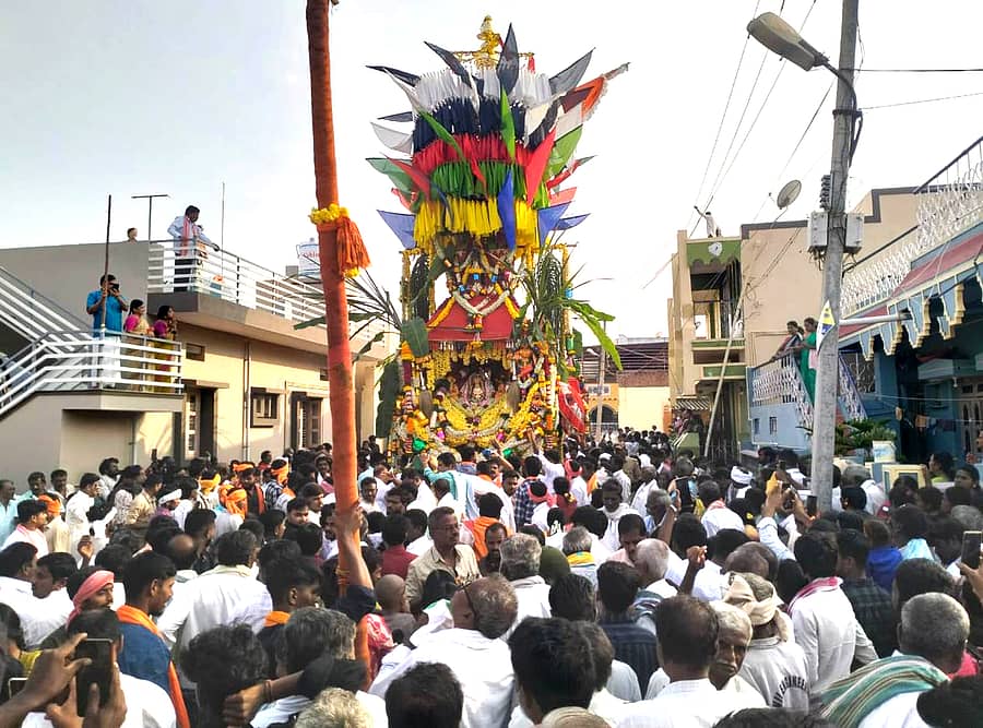 ನಾಯಕನಹಟ್ಟಿ ಪಟ್ಟಣದಲ್ಲಿ ಶುಕ್ರವಾರ ನಡೆದ ಐತಿಹಾಸಿಕ ಗುರು ತಿಪ್ಪೇರುದ್ರಸ್ವಾಮಿಯ ದೊಡ್ಡ ಕಾರ್ತೀಕೋತ್ಸವ ಅಂಗವಾಗಿ ತಿಪ್ಪೇರುದ್ರಸ್ವಾಮಿಯ ಉತ್ಸವ ಮೂರ್ತಿಯನ್ನು ರಥದಲ್ಲಿ ಪ್ರತಿಷ್ಠಾಪಿಸಿ ಎಳೆಯುತ್ತಿರುವುದು.