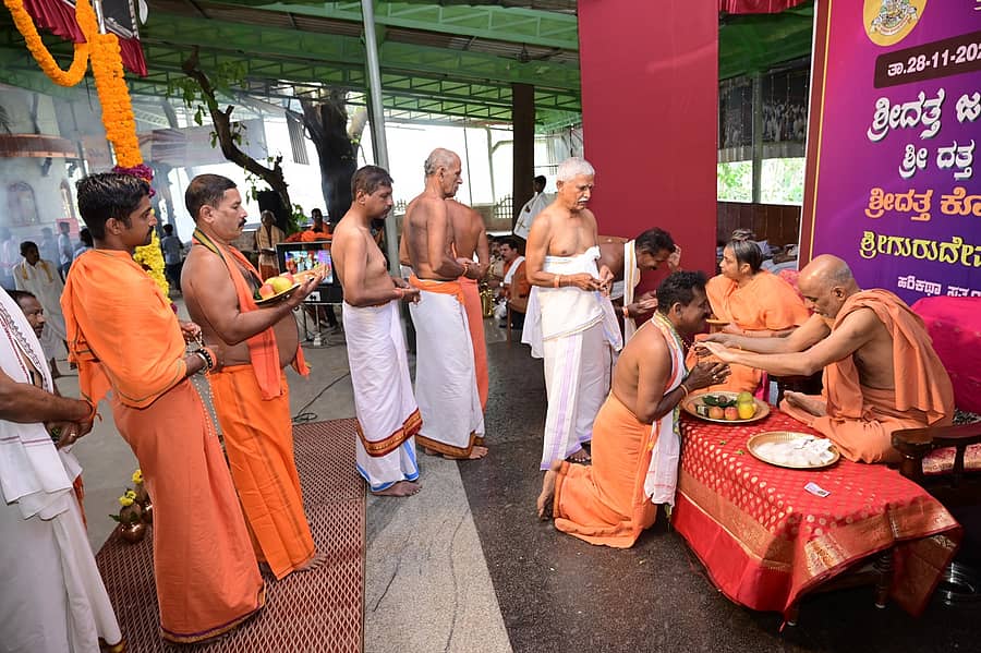 ಗುರುದೇವಾನಂದ ಸ್ವಾಮೀಜಿ ಮಾರ್ಗದರ್ಶನದಲ್ಲಿ ದತ್ತಮಾಲಾಧಾರಣೆ ನಡೆಯಿತು