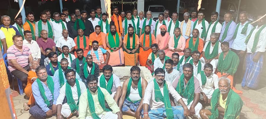 ನರಸಿಂಹರಾಜಪುರಕ್ಕೆ ಬಂದಿದ್ದ ಕಡೇನಂದಿಹಳ್ಳಿ ರೇವಣಸಿದ್ದೇಶ್ವರ ಸ್ವಾಮೀಜಿ ಭಕ್ತರನ್ನು ಉದ್ದೇಶಿಸಿ ಮಾತನಾಡಿದರು. ವಿವಿಧ ಮಠದ ಸ್ವಾಮೀಜಿಗಳು ಭಾಗವಹಿಸಿದ್ದರು