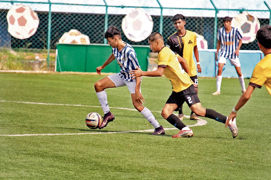 ಪಾಟರಿಟೌನ್ನ ಸರ್ಕಾರಿ ಪ್ರೌಢಶಾಲಾ ತಂಡ ಹಾಗೂ ಸೇಂಟ್ ಜೋಸೆಫ್ ಬಾಲಕರ ಪ್ರೌಢಶಾಲಾ ತಂಡದ ನಡುವಣ ಕ್ವಾರ್ಟರ್ಫೈನಲ್ ಪಂದ್ಯದಲ್ಲಿ ಆಟಗಾರರು ಚೆಂಡಿಗಾಗಿ ಸೆಣಸಿದರು