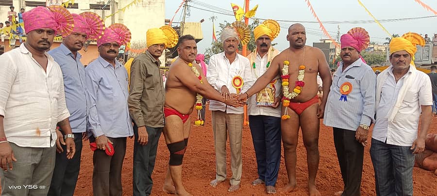 ಹೊನ್ನಾಳಿಯಲ್ಲಿ ನಡೆದ ಕುಸ್ತಿ ಪಂದ್ಯಕ್ಕೆ ಬಯಲು ಸೀಮೆ ಪ್ರದೇಶಾಭಿವೃದ್ಧಿ ನಿಗಮದ ಅಧ್ಯಕ್ಷ ಎಚ್.ಬಿ. ಮಂಜಪ್ಪ ಚಾಲನೆ ನೀಡಿದರು