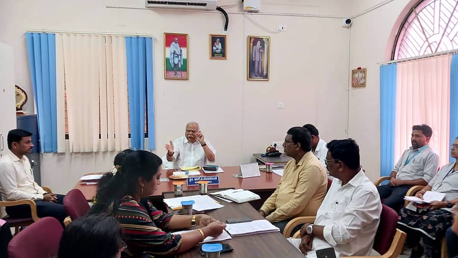 ದಾಂಡೇಲಿ ನಗರಸಭೆ ಕಚೇರಿಯಲ್ಲಿ ಶಾಸಕ ಆರ್.ವಿ.ದೇಶಪಾಂಡೆ ಅವರು ಬ್ಯಾಂಕ್ ವ್ಯವಸ್ಥಾಪಕರೊಂದಿಗೆ ಸಭೆ ನಡೆಸಿದರು 