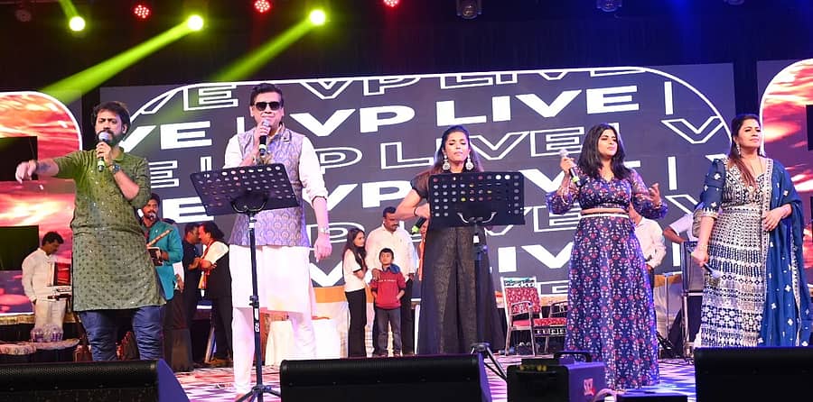 <div class="paragraphs"><p>ಗಾಯಕ ವಿಜಯಪ್ರಕಾಶ್‌ ಹಾಗೂ ತಂಡದವರು ಸಂಗೀತ ರಸಮಂಜರಿ ನಡೆಸಿಕೊಟ್ಟರು</p></div>