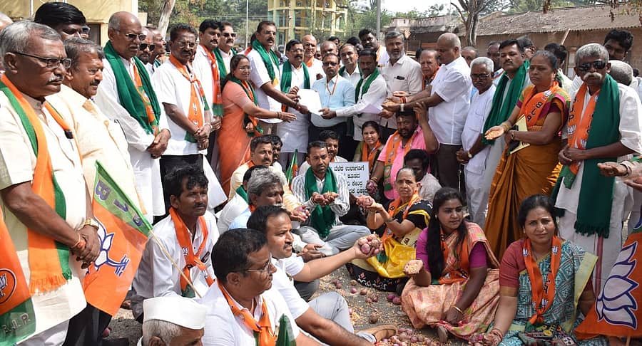 ರಾಜ್ಯ ಸರ್ಕಾರ ತಕ್ಷಣವೇ ಬೆಂಬಲ ಬೆಲೆ ಖರೀದಿ ಕೇಂದ್ರ ಆರಂಭಿಸುವಂತೆ ಆಗ್ರಹಿಸಿ ಬಿಜೆಪಿ ಗದಗ ನಗರ, ಗದಗ ಗ್ರಾಮೀಣ ಮಂಡಲದ ವತಿಯಿಂದ ನಗರದ ಗಾಂಧಿ ವೃತ್ತದಲ್ಲಿ ಶುಕ್ರವಾರ ಪ್ರತಿಭಟನೆ ನಡೆಸಿದರು