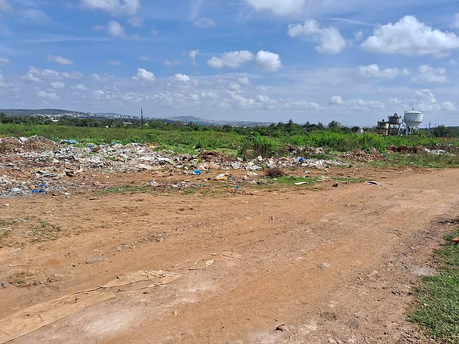 ಹುಬ್ಬಳ್ಳಿ ತಾಲ್ಲೂಕಿನ ಅಂಚಟಗೇರಿ ಬಳಿ ಟ್ರಕ್ ಟರ್ಮಿನಲ್ಗೆ ಮಂಜೂರಾದ ಜಾಗದಲ್ಲಿ ಸ್ಥಳೀಯರು ಸುರಿದಿರುವ ಕಟ್ಟಡ– ಮತ್ತಿತರ ತ್ಯಾಜ್ಯ