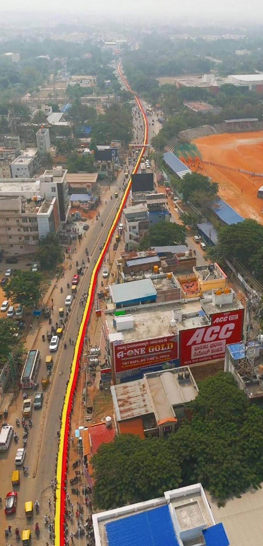 ದಾವಣಗೆರೆಯ ಹದಡಿ ರಸ್ತೆಯಲ್ಲಿ 7 ಕಿ.ಮೀ ಉದ್ದದ ಕನ್ನಡ ಧ್ವಜವನ್ನು ಹಿಡಿದು ಶಾಲಾ ವಿದ್ಯಾರ್ಥಿಗಳು ಮೆರವಣಿಗೆಯಲ್ಲಿ ಸಾಗಿದ ಪರಿ –ಪ್ರಜಾವಾಣಿ ಚಿತ್ರ