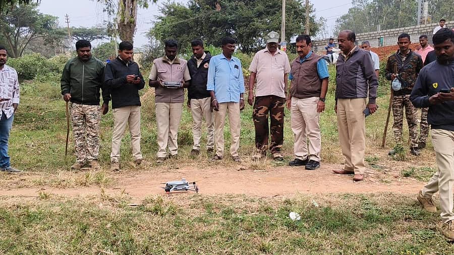 ಕಾಡೆಮ್ಮೆ ಪತ್ತೆಗೆ ಡ್ರೋಣ್‌ ಹಾರಿಸಿದ ಅರಣ್ಯ ಇಲಾಖೆಯ ಸಿಬ್ಬಂದಿ