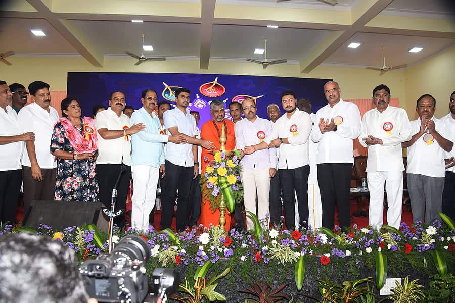 ನಂಜನಗೂಡಿನ ಮಹರ್ಷಿ ವಾಲ್ಮೀಕಿ ಭವನದಲ್ಲಿ ಶುಕ್ರವಾರ ಆಯೋಜಿಸಿದ್ದ ಮಹರ್ಷಿ ವಾಲ್ಮೀಕಿ ಜಯಂತಿ ಕಾರ್ಯಕ್ರಮವನ್ನು ಶಾಸಕ ದರ್ಶನ್ ಧ್ರುವನಾರಾಯಣ ಉದ್ಘಾಟಿಸಿದರು. ವಿಧಾನ ಪರಿಷತ್‌ ಸದಸ್ಯ ಡಾ.ಯತೀಂದ್ರ ಸಿದ್ದರಾಮಯ್ಯ, ವಾಲ್ಮೀಕಿ ಪ್ರಸನ್ನಾನಂದ ಸ್ವಾಮೀಜಿ ಇದ್ದಾರೆ 