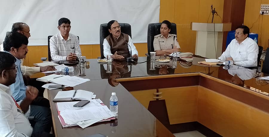 ಶಿರಸಿಯಲ್ಲಿ ನಡೆದ ಅಧಿಕಾರಿಗಳ ಸಭೆಯಲ್ಲಿ ರಾಜ್ಯ ಮಾನವ ಹಕ್ಕುಗಳ  ಆಯೋಗದ ಸದಸ್ಯ ಎಸ್.ಕೆ.ವಂಟಿಗೋಡಿ ಮಾತನಾಡಿದರು