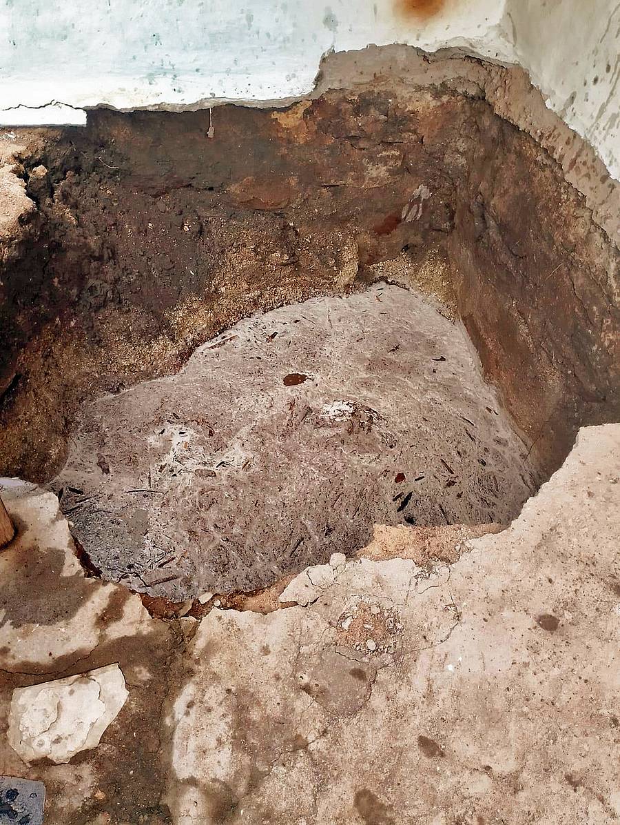 ಸಿಂಧನೂರು ತಾಲ್ಲೂಕಿನ ಯದ್ದಲದೊಡ್ಡಿ ಗ್ರಾಮದ ಗುರಪ್ಪ ರಂಗಪ್ಪ ಅವರ ಮನೆಯಲ್ಲಿ ಭೂ ಕುಸಿತ ಸಂಭವಿಸಿ ಬೃಹತ್ ಆಕಾರದ ಗುಂಡಿ ಬಿದ್ದಿರುವುದು