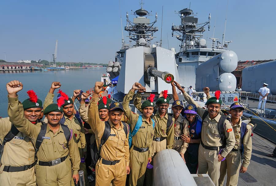 ಕೋಲ್ಕತ್ತದ ಕಿಡ್ಡರ್ಪೋರ್ ಡಾಕ್ನ ಬರ್ತ್ಗೆ ಬಂದ ಭಾರತೀಯ ನೌಕಾಪಡೆಯ ಯುದ್ಧನೌಕೆಗಳಿಗೆ ಎನ್ಸಿಸಿ ಕೆಡೆಟ್ಗಳು ಭೇಟಿ ನೀಡಿದರು –ಪಿಟಿಐ ಚಿತ್ರ