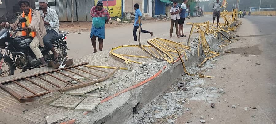 ಅಪರಿಚಿತ ವಾಹನ ಡಿಕ್ಕಿಯಾಗಿ ಮಸ್ಕಿ ಪಟ್ಟಣದ ಹೆದ್ದಾರಿಗೆ ಅಳವಡಿಸಿದ ಬ್ಯಾರಿಕೇಡ್‌ಗಳು ಮುರಿದಿರುವುದು