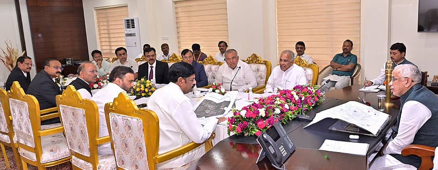 ಆಂಧ್ರಪ್ರದೇಶದ ರಾಜ್ಯಪಾಲ ಅಬ್ದುಲ್ ನಜೀರ್ ಅವರ ಕಚೇರಿಯಲ್ಲಿ ಕರ್ನಾಟಕ ಮತ್ತು ಆಂಧ್ರಪ್ರದೇಶ ರಾಜ್ಯದ ಮುಜರಾಯಿ ಇಲಾಖೆಗೆ ಸಂಬಂಧಪಟ್ಟ ವಿಷಯಗಳ ಬಗ್ಗೆ ಸಾರಿಗೆ ಸಚಿವ ರಾಮಲಿಂಗಾರೆಡ್ಡಿ ಚರ್ಚೆ ನಡೆಸಿದರು.