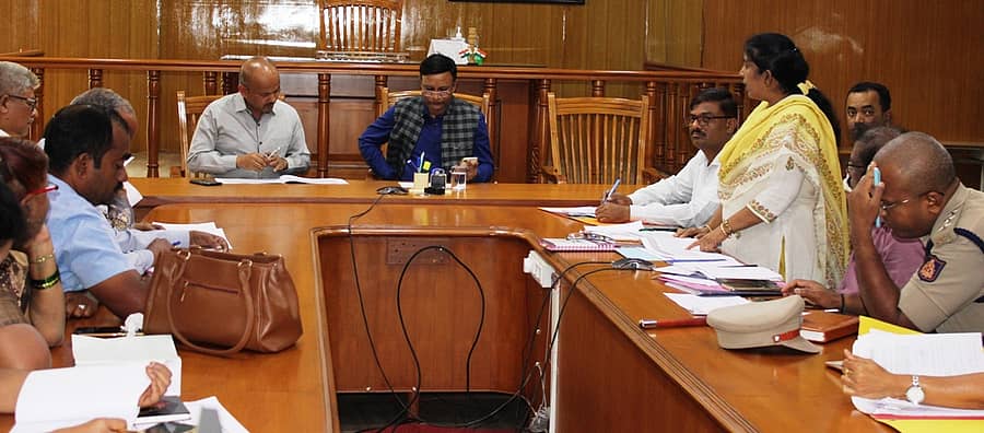 ಬಾಗಲಕೋಟೆ ಜಿಲ್ಲಾಧಿಕಾರಿ ಕಚೇರಿ ಸಭಾಂಗಣದಲ್ಲಿ ಶುಕ್ರವಾರ ಜರುಗಿದ ಜಿಲ್ಲಾ ಮಕ್ಕಳ ರಕ್ಷಣಾ ಸಮಿತಿ ತ್ರೈಮಾಸಿಕ ಸಭೆಯಲ್ಲಿ ಜಿಲ್ಲಾಧಿಕಾರಿ ಸಂಗಪ್ಪ ಪ್ರಗತಿ ಪರಿಶೀಲನೆ ನಡೆಸಿದರು