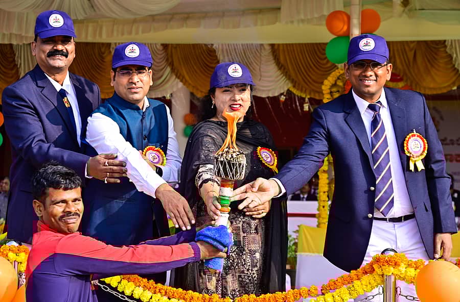 <div class="paragraphs"><p>ಕಲಬುರಗಿಯ ‍ಪೊಲೀಸ್‌ ಪರೇಡ್‌ ಮೈದಾನದಲ್ಲಿ ನಡೆದ ಜಿಲ್ಲಾ ಪೊಲೀಸ್‌ ವಾರ್ಷಿಕ ಕ್ರೀಡಾಕೂಟವನ್ನು ಜಿಲ್ಲಾಧಿಕಾರಿ ಬಿ. ಫೌಜಿಯಾ ತರನ್ನುಮ್ ಹಾಗೂ ಗಣ್ಯರು ಕ್ರೀಡಾ ಜ್ಯೋತಿ ಸ್ವೀಕರಿಸುವ ಮೂಲಕ ಚಾಲನೆ ನೀಡಿದರು</p></div>