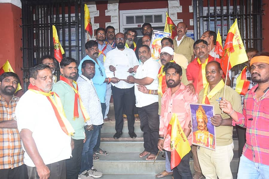 ಹುಬ್ಬಳ್ಳಿಯ ಚಿಟಗುಪ್ಪಿ ಆಸ್ಪತ್ರೆ ಎದುರಿನ ರಸ್ತೆಯ ‘ರಾಜ್‌ಕುಮಾರ್ ಮಾರ್ಗ’ ಎಂಬ ಫಲಕದ ಎದುರಿಗೆ ಹಾಕಲಾದ ಮತ್ತೊಂದು ಫಲಕವನ್ನು ತೆರವುಗೊಳಿಸುವಂತೆ ಆಟೊ ಚಾಲಕರು ಪಾಲಿಕೆ ಅಧಿಕಾರಿಗಳಿಗೆ ಮನವಿ ಸಲ್ಲಿಸಿದರು