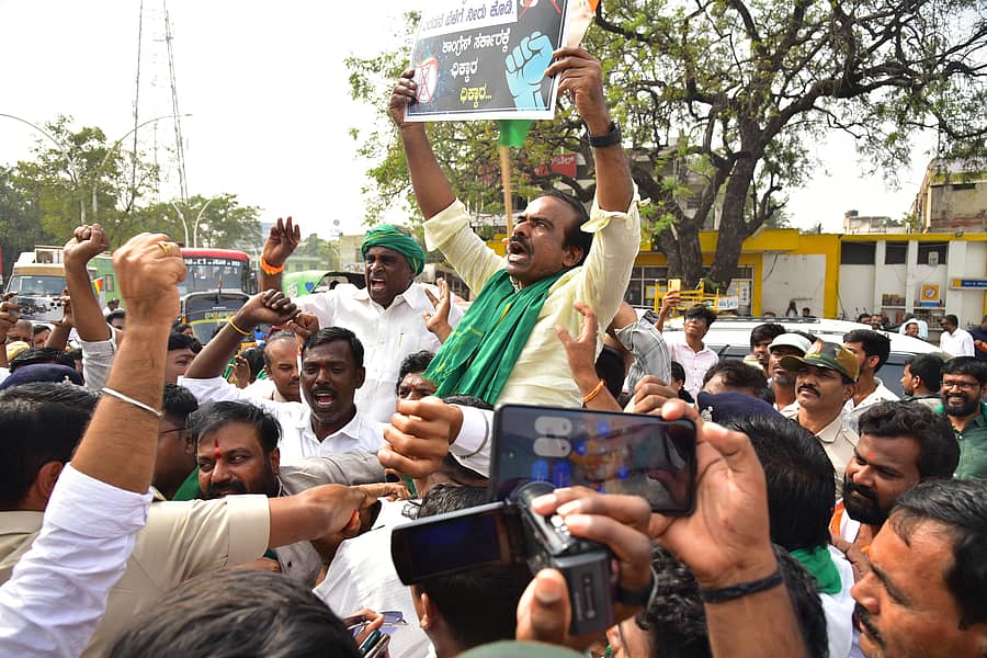 ಬಳ್ಳಾರಿಯಲ್ಲಿ ಬಿಜೆಪಿಯಿಂದ ಗಡಿಗಿ ಚೆನ್ನಪ್ಪ ವೃತ್ತದಲ್ಲಿ ಶುಕ್ರವಾರ ನಡೆಸಿದ ಪ್ರತಿಭಟನೆಯಲ್ಲಿ ವಿಧಾನ ಪರಿಷತ್ನ ಬಿಜೆಪಿ ಸಚೇತಕ ರವಿಕುಮಾರ್, ಮಾಜಿ ಶಾಸಕ ಸೋಮಶೇಖರ ರೆಡ್ಡಿ ಮತ್ತಿತರರು ಭಾಗವಹಿಸಿದ್ದರು