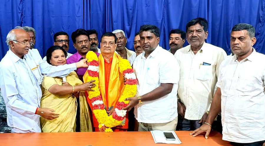 ಚಿಕ್ಕಬಳ್ಳಾಪುರದಲ್ಲಿ ಮಾದಿನ ಸಮುದಾಯದ ಮುಖಂಡರು ಆದಿಜಾಂಬವ ಮಠದ ಷಡಕ್ಷರ ಮುನಿ ಸ್ವಾಮೀಜಿ ಅವರನ್ನು ಸನ್ಮಾನಿಸಿದರು