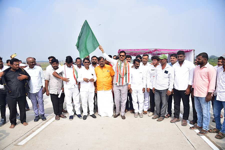 ಬಳ್ಳಾರಿ ಹೊರವಲಯದ ವೇಣಿ ವೀರಾಪುರದಿಂದ–ಹಗರಿ ವರೆಗಿನ ಬೈಪಾಸ್ ರಸ್ತೆಯನ್ನು ಬಳ್ಳಾರಿ ಸಂಸದ ಇ.ತುಕಾರಾಂ ಶುಕ್ರವಾರ ಉದ್ಘಾಟಿಸಿದರು. ಮೇಯರ್ ಗಾದೆಪ್ಪ, ಲಿಡ್ಕರ್ ಅಧ್ಯಕ್ಷ ಮುಂಡ್ರಿಗಿ ನಾಗರಾಜ್, ಗ್ಯಾರೆಂಟಿ ಸಮಿತಿ ಅಧ್ಯಕ್ಷ ಚಿದಾನಂದಪ್ಪ ಹಾಜರಿದ್ದರು